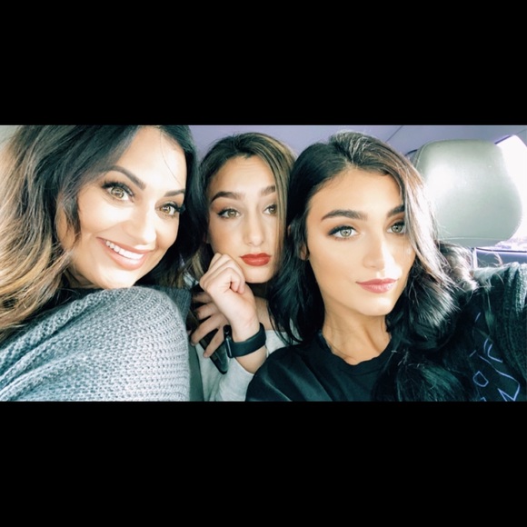 Meet your Posher, Melissa - Picture 3 of 3